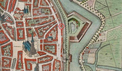 <p>Uitsnede uit de kaart van Johan Bleau uit 1649. Hierop is zichtbaar dat de nieuwe vestingwerken aangelegd zijn buiten de middeleeuwse stadsmuur. De stadsmuur is desondanks wel gehandhaafd en bleef daardoor een wezenlijke functie vervullen voor de stadsverdediging. De kaart maakt zichtbaar dat de Koestraat nog niet volledig volgebouwd is. Rood omcirkeld de locatie van Koestraat 6-8, pal achter het Suikerberg bolwerk. [1649, Johan Bleau, Toonneel der Steden van de Vereenighde Nederlanden, Met hare Beschrijvingen, p. 338 (uitsnede)]</p>
